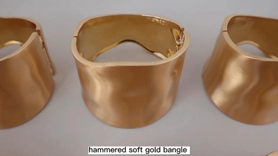 Weich Gold Armreif gehämmert